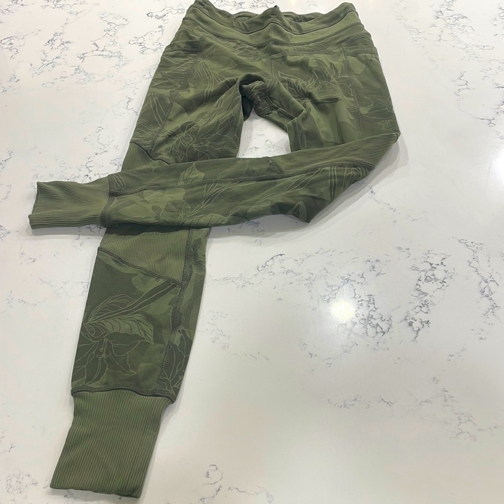 Athleta Green Floral Explorer Tight with Pockets Size Small